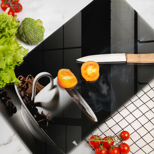 Üveg vágódeszka Egy csésze forró kávé