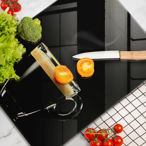 Üveg vágódeszka Egy pohár fekete kávé