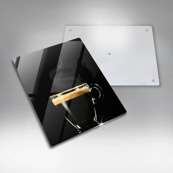 Üveg vágódeszka Egy pohár fekete kávé