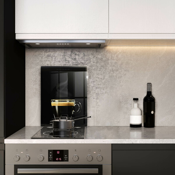 Üveg vágódeszka Egy pohár fekete kávé