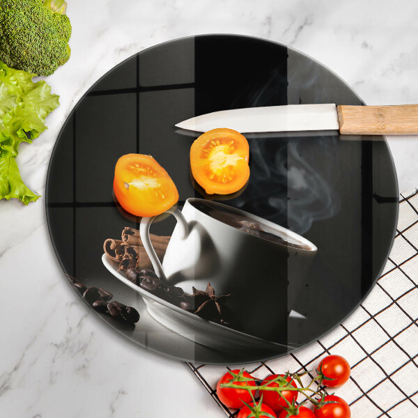 Üveg vágódeszka Egy csésze forró kávé