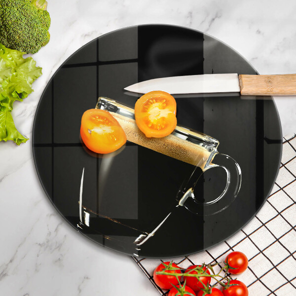 Üveg vágódeszka Egy pohár fekete kávé