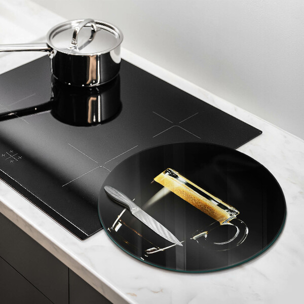 Üveg vágódeszka Egy pohár fekete kávé