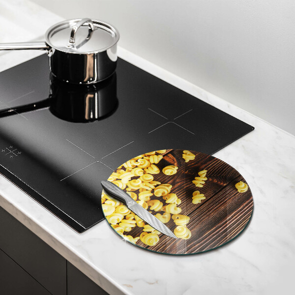 Üveg vágódeszka Tészta az asztalon