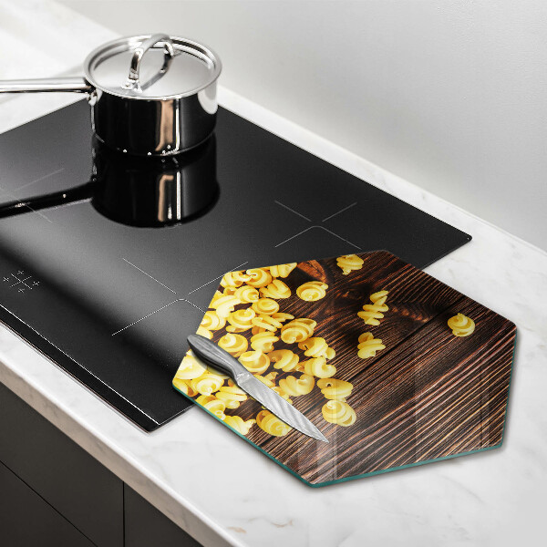 Üveg vágódeszka Tészta az asztalon