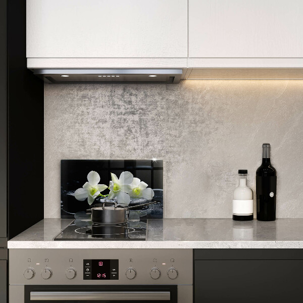 Tűzhelyvédő Fehér virágok a zen vízben