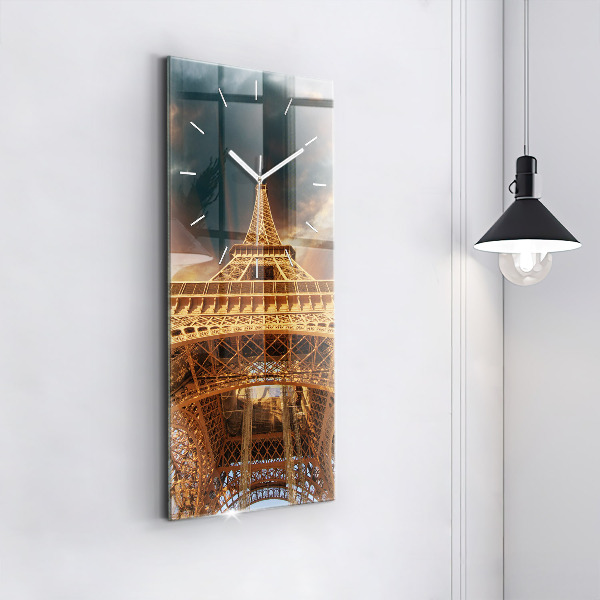 Téglalap alakú üvegóra Az Eiffel-torony a felhőkkel szemben