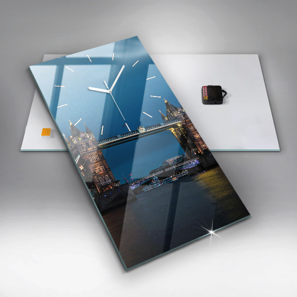 Téglalap alakú üvegóra Tower Bridge London éjjel