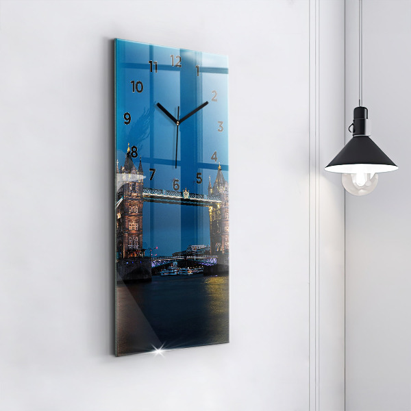 Téglalap alakú üvegóra Tower Bridge London éjjel