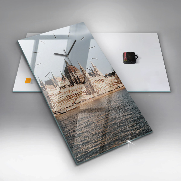 Téglalap alakú üvegóra Országgyűlés Budapesten