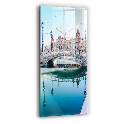 Téglalap alakú üvegóra Plaza de Espana Sevillában