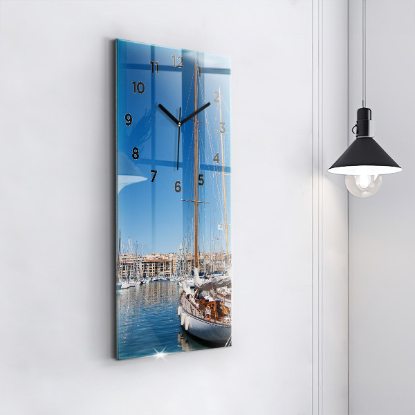 Téglalap alakú üvegóra Marina Marseille Franciaországban