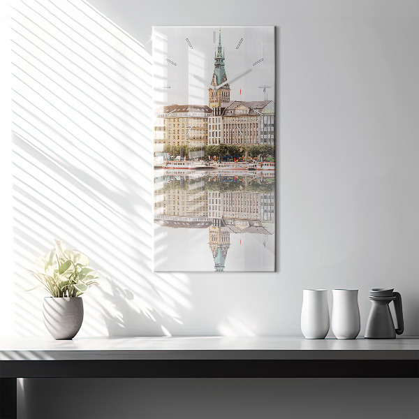 Téglalap alakú üvegóra Hamburg folyó Németországban