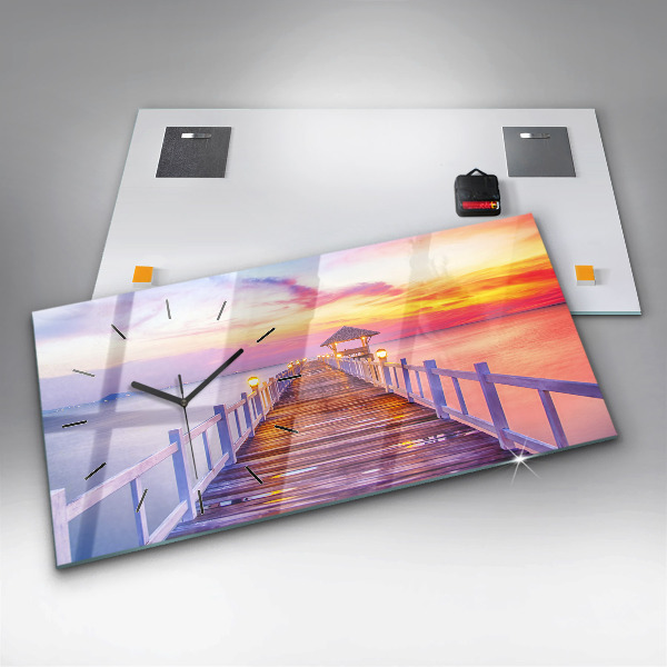 Vízszintes üvegóra Este a híd a kikötőben