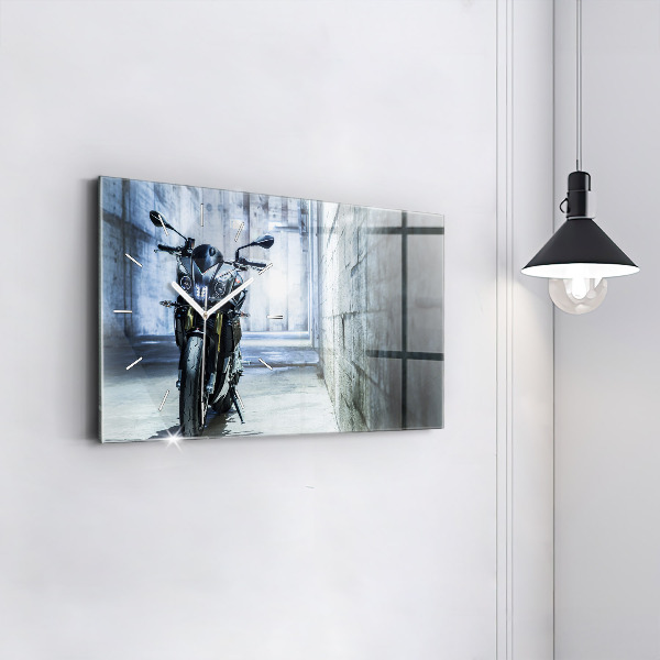 Vízszintes üvegóra Motorkerékpár a sikátorban