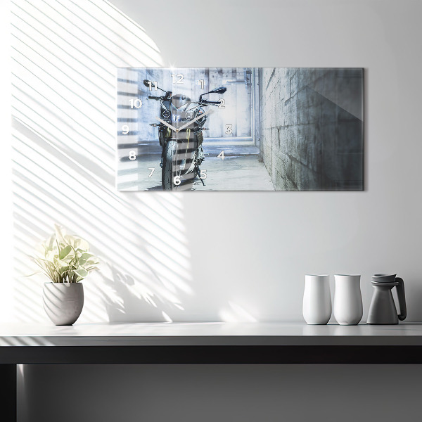Vízszintes üvegóra Motorkerékpár a sikátorban