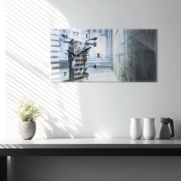 Vízszintes üvegóra Motorkerékpár a sikátorban
