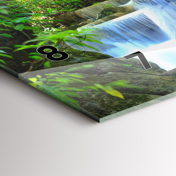 Vízszintes üvegóra Vízesés az erdőben