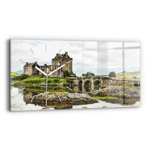 Vízszintes üvegóra Eilean Donan kastély Skóciában