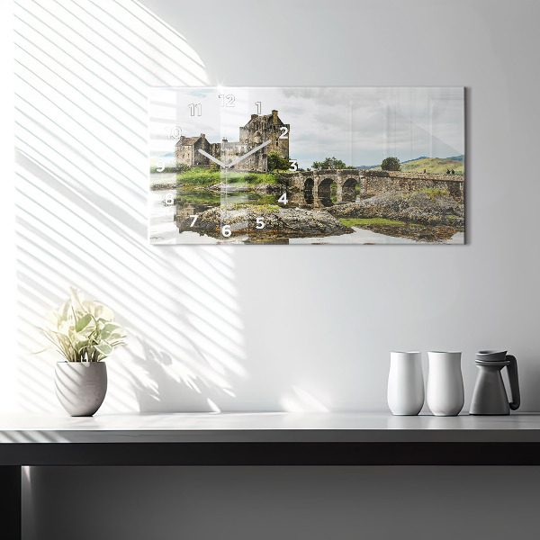 Vízszintes üvegóra Eilean Donan kastély Skóciában