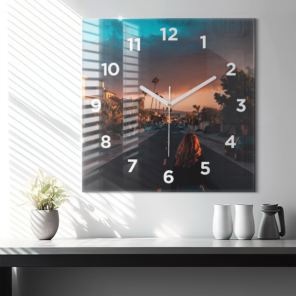 Szögletes fali üvegóra Nő az úton