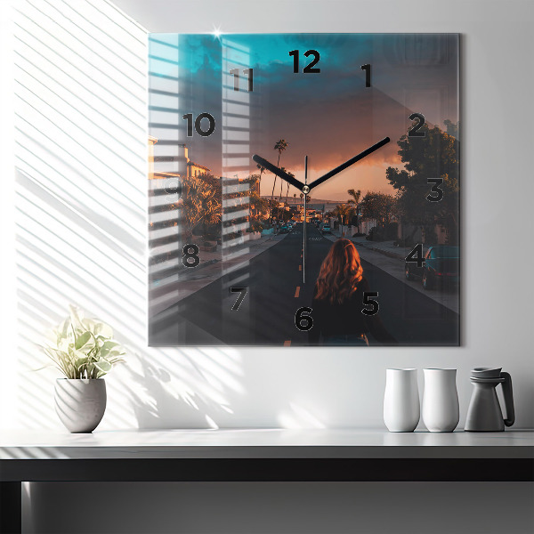 Szögletes fali üvegóra Nő az úton