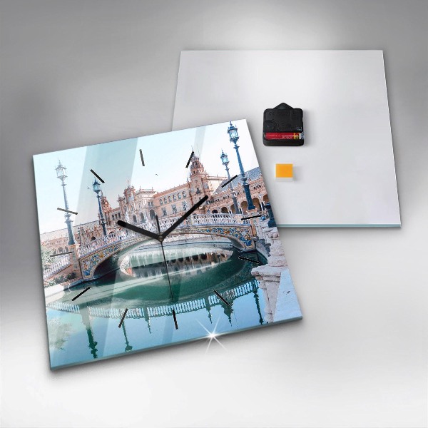 Szögletes fali üvegóra Plaza de Espana Sevillában