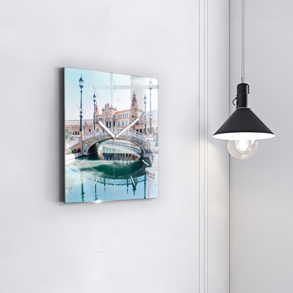 Szögletes fali üvegóra Plaza de Espana Sevillában