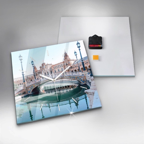 Szögletes fali üvegóra Plaza de Espana Sevillában