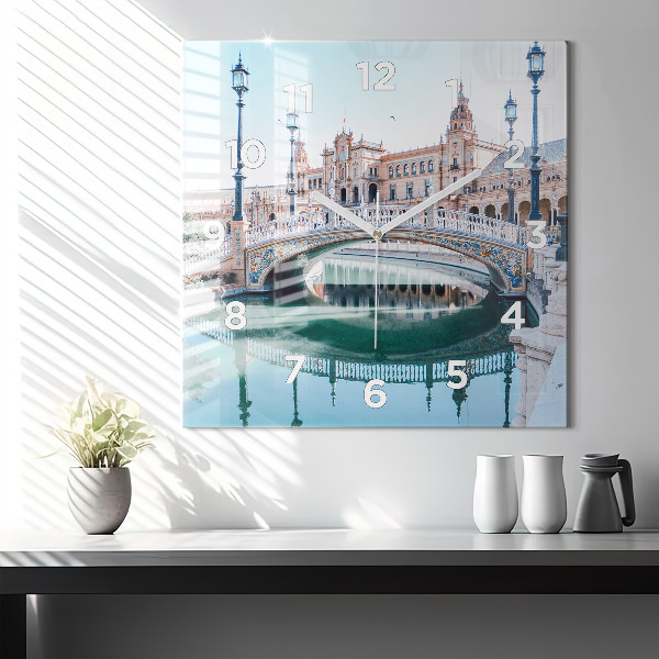 Szögletes fali üvegóra Plaza de Espana Sevillában