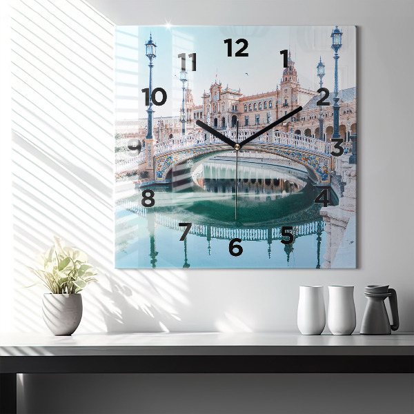 Szögletes fali üvegóra Plaza de Espana Sevillában