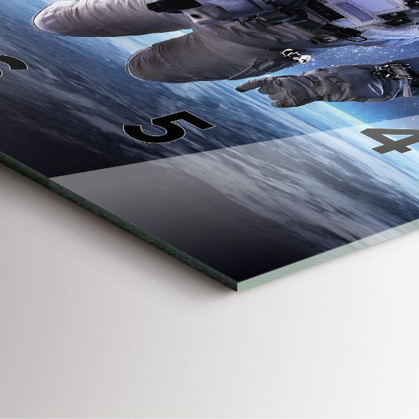 Szögletes fali üvegóra Űrhajós a föld felett