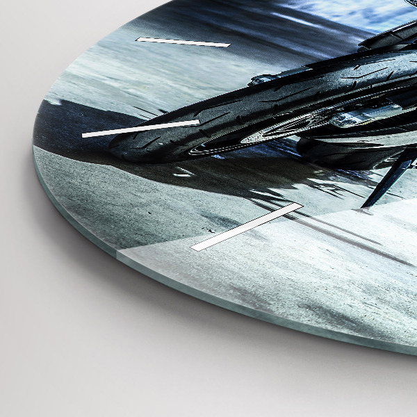 Kerek fali üvegóra Motorkerékpár a sikátorban