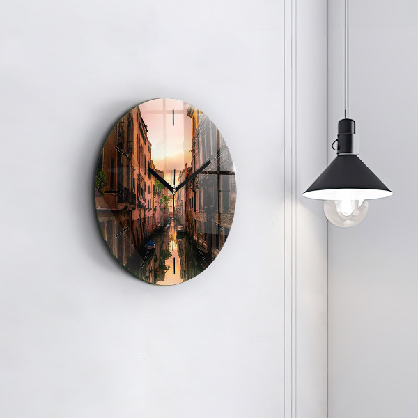 Kerek fali üvegóra Kilátás a csatornára a városban