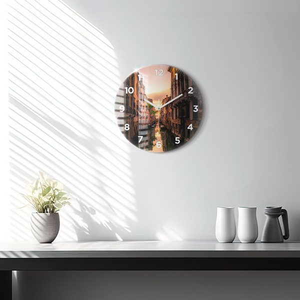 Kerek fali üvegóra Kilátás a csatornára a városban